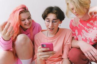 „Jako matka mě vyhrotila, ale you know, řekla jsem si no hard feelings.“ Přestávám rozumět mladým - Médium.cz